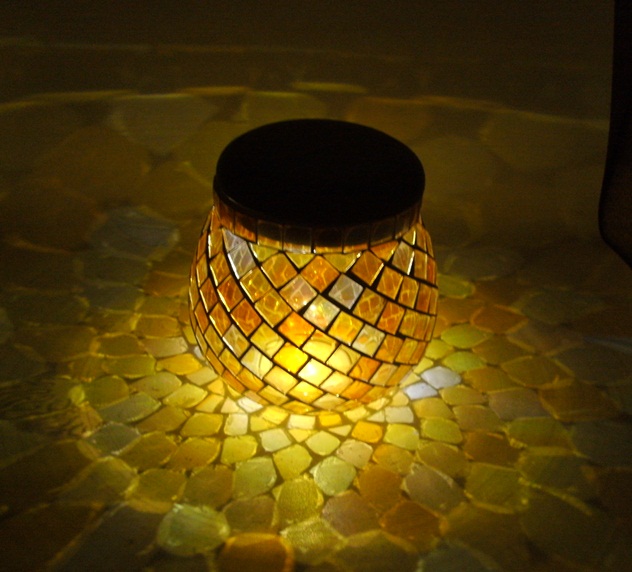 Solar-Tischlampe im romantischen Tiffany-Stil aus teilverspiegeltem Buntglas - Solaranlagen - Korschenbroich