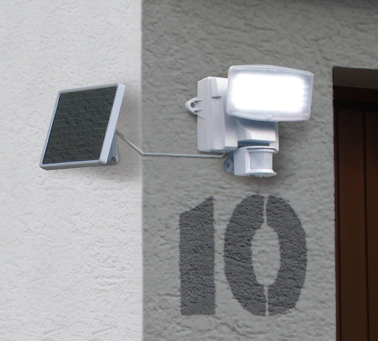 Solar-Strahler in Weiß mit 80 superhellen LEDs und Infrarot-Bewegungsmelder - Solaranlagen - Korschenbroich