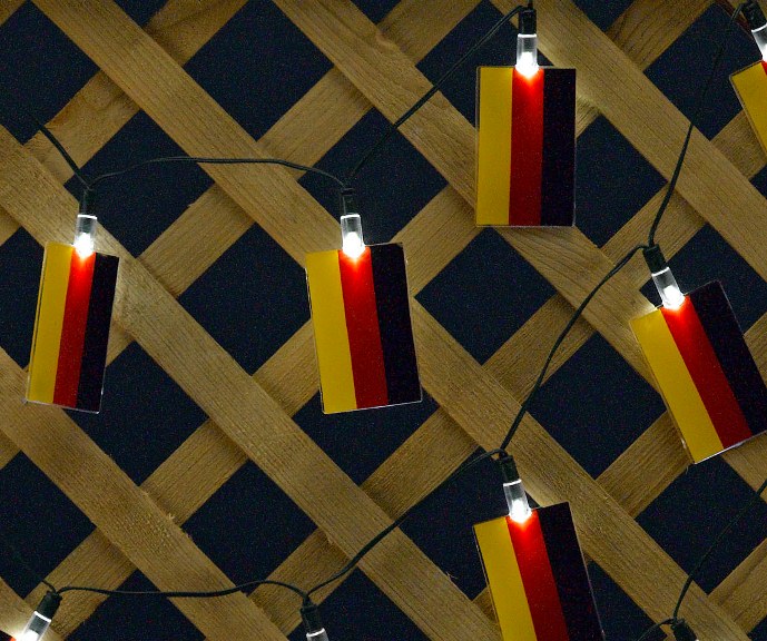 Solar-Lichterkette mit 20 beleuchteten Mini-Deutschland-Flaggen zum Aktionspreis - Solaranlagen - Korschenbroich