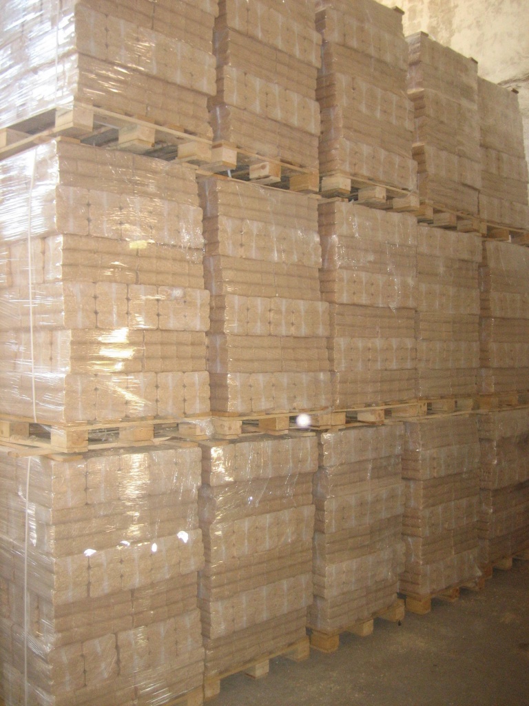 1t. Holzbriketts für € 110.- und 1t. Holzpellets für € 120.-  - Holz - Praha 4