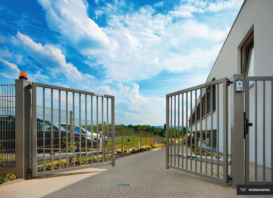 Tor BASTION Zaunanlagen, Zaunsysteme, Flügeltore für Industrie und Zuhause - Sonstiges für den Garten - Stadhagen
