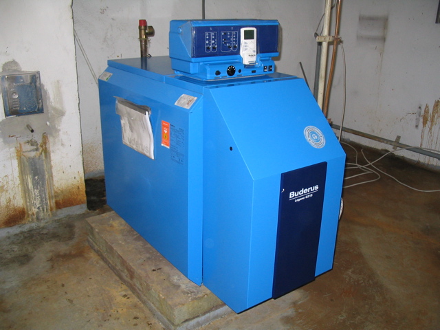 Buderus Heizkessel, Plattenheizkörper, Pumpe und Ausdehnungsgefäß - Elektro Heizung Wasserinstallation - 