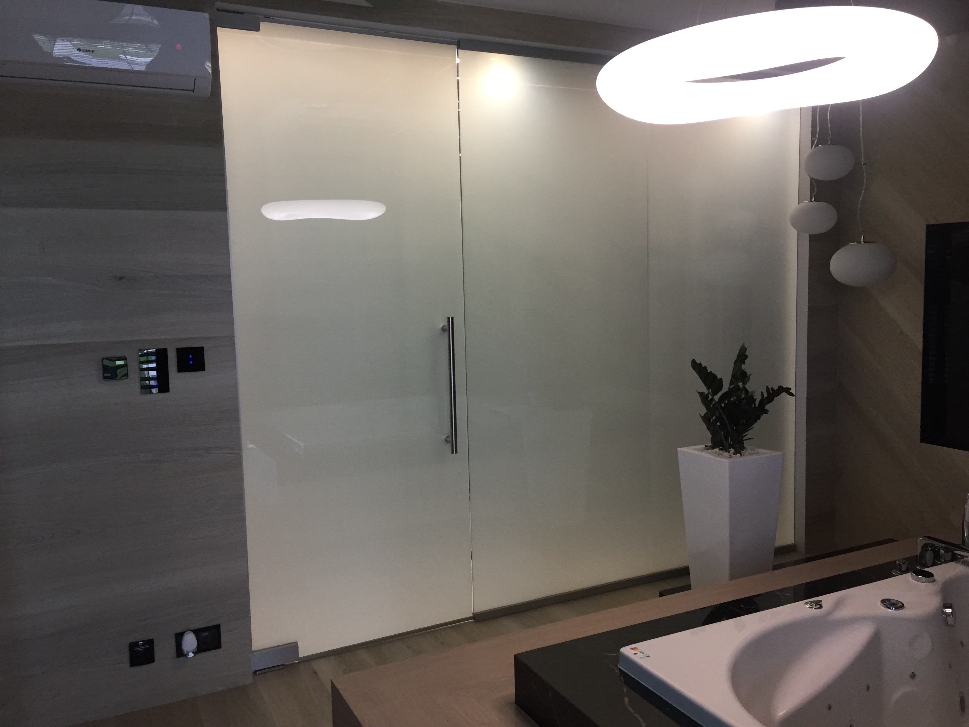 Moderne Glaswände mit intelligenter Folie - Sonstiges Material - Berlin