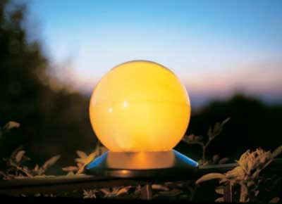 LED Solarkugel / Solarleuchte mit gelbem Licht - Sonstiges für den Garten - Korschenbroich