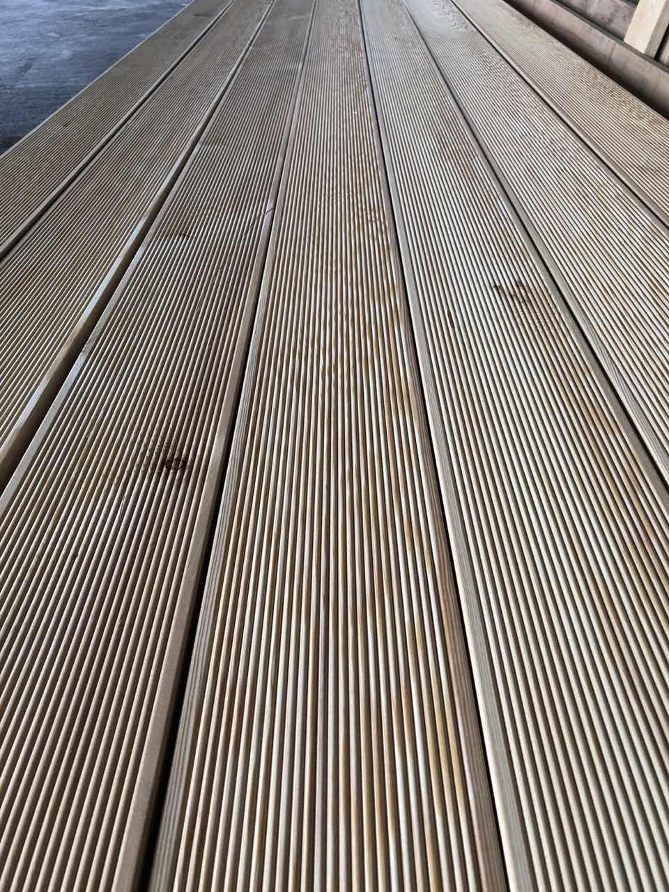 Terrassendiele, Sibirische Lärche AB. In 27mm Dick, 142mm Breit, 3000mm Länge. N - Sonstiges Material für den Hausbau - Germany